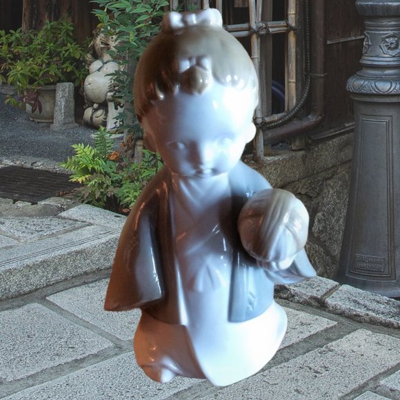Elegant Toyo Traditional Japanese Child With Ball Porcelain Figurine, Unique Hom - Picture 1 of 5